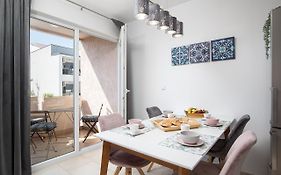 Stylish City Stay With Balcony & Free Parking
